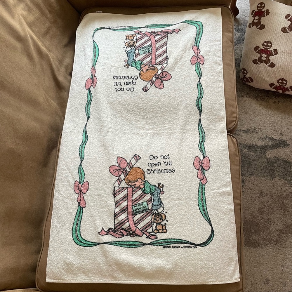 Vintage Precious Moments Do Not Open Till Christmas Bath Towel Bow Dog Present